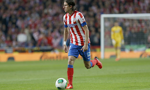 Temporada 12/13. Final Copa del Rey 2012-13. Real Madrid - Atlético de Madrid. Filipe Luis conduce el balón sobre el verde del Bernabéu